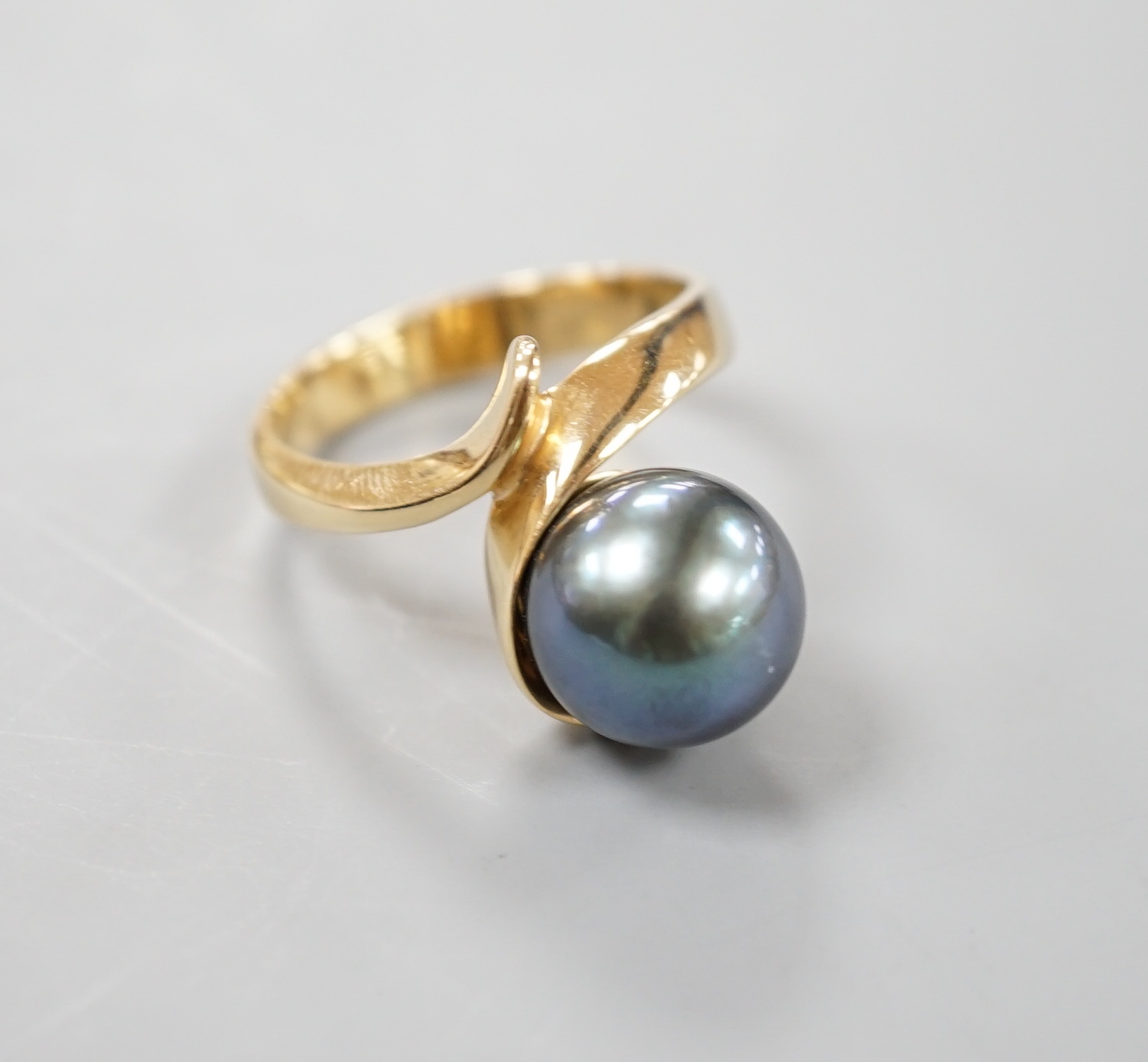 A modern 14k yellow metal and Tahitian pearl set ring, size O/P, gross 6.3 grams.
